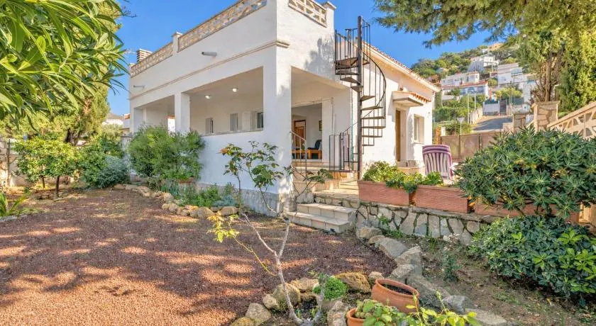 Apart-rent Casa Grecs 2029 con wifi, Smart TV, jardín y parking - Image 1