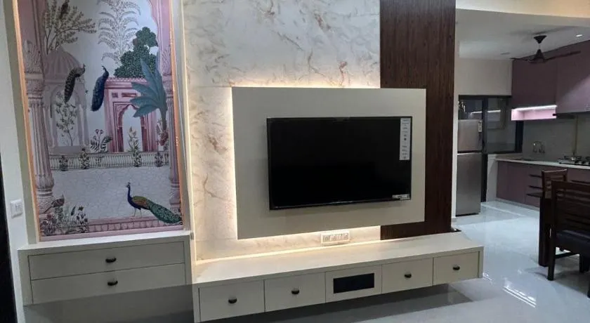 Cozy Urban 2BHK - Image 1
