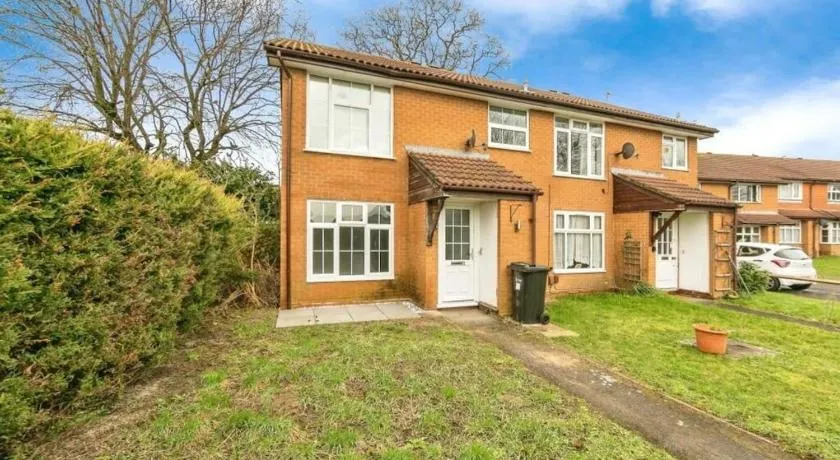 Newly Refurbished One Bedroom Ground Floor Flat - Image 1