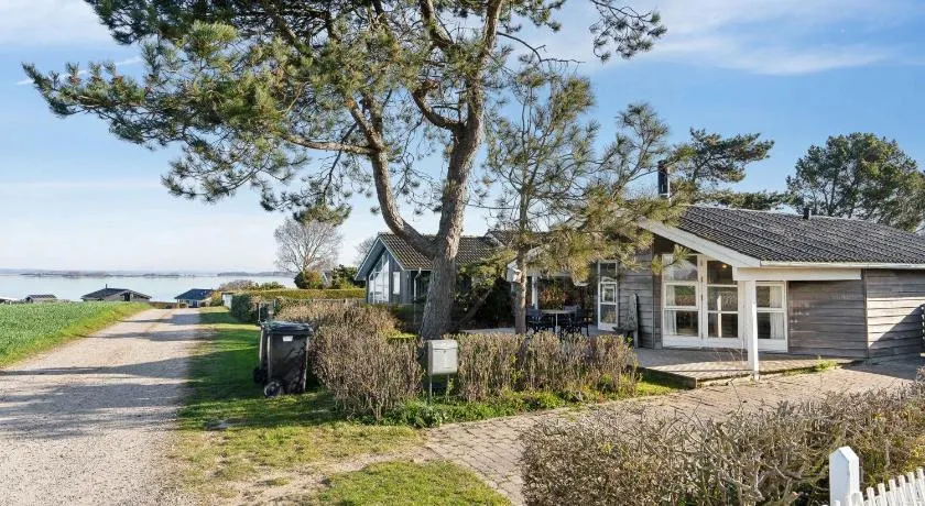 Hyggeligt Sommerhus Med Havudsigt - Image 1
