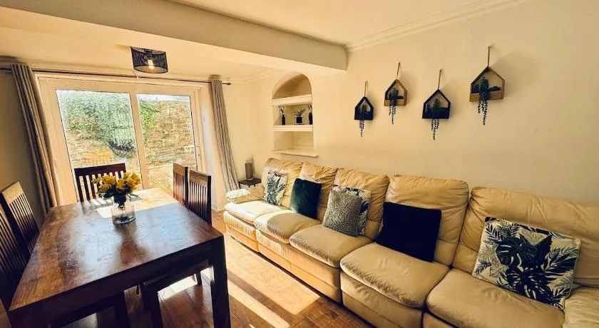 Woodman House - 7 Bedrooms - Sleeps 14 - Image 1