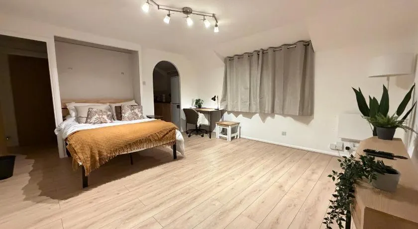Studio Flat – 3 Min to Station – 40 Min London – Van Parking - Image 1