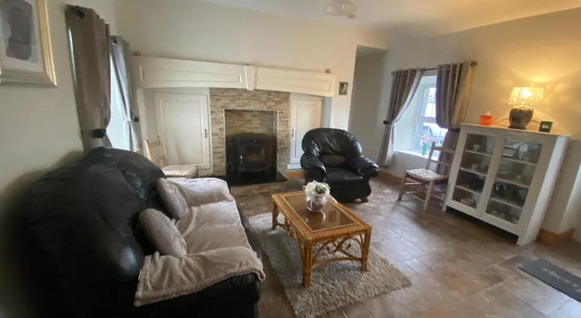 Cheerful 3 bedroom country farm house - Image 1