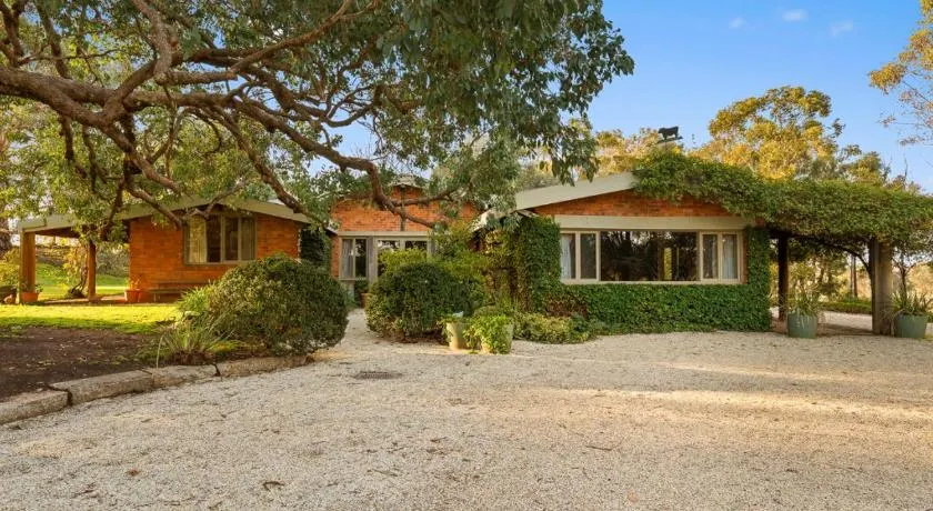 Avenel Rhiwlas - Image 1