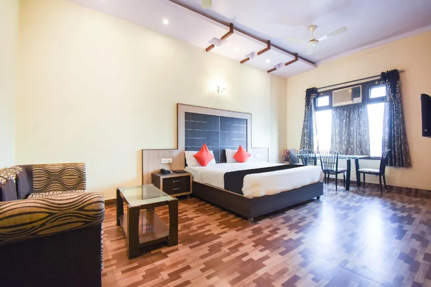 Capital O 10111 Hotel Roopa International - Image 1