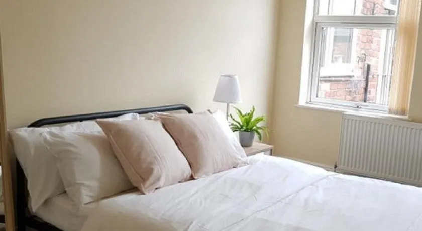 Beautiful 4 bedroom Victorian Apartment Sleeps 7 STOCKPORT - Image 1