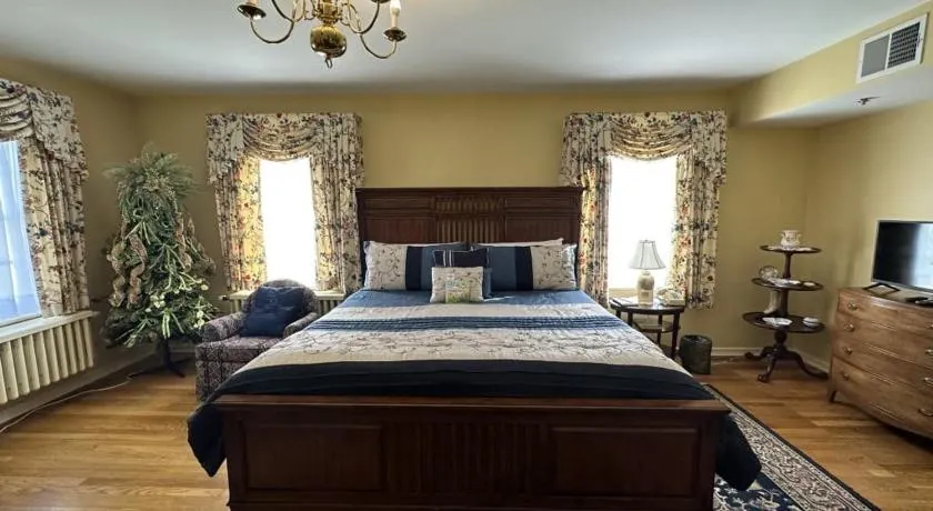 Montague Inn Bed & Breakfast - Image 1