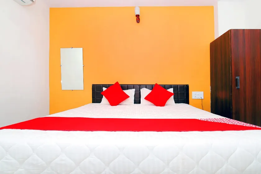 OYO 43498 Hotel Golden Wings - Image 1