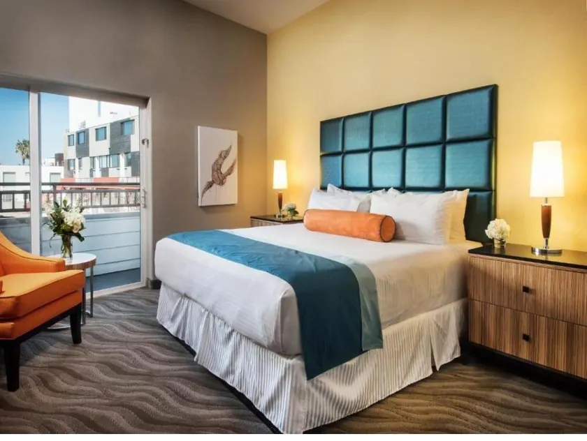 Hotel Reflection Suites - Image 1