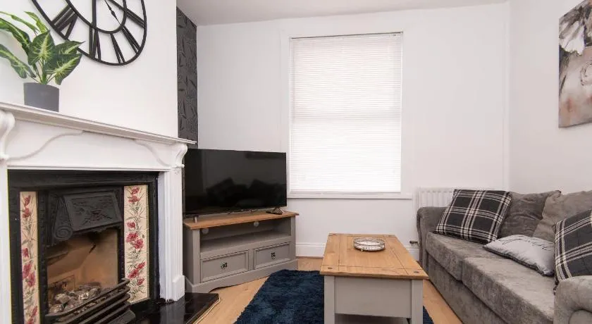 Modern 3 Bedroom House in Rugby town centre, Super fast WiFi - Image 1