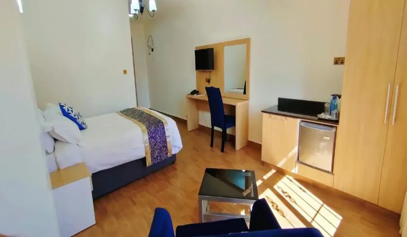 Hays Suites Hotel - Image 1