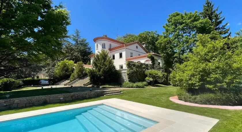 Espectacular Casa Chateau en el centro de Olot - Image 1