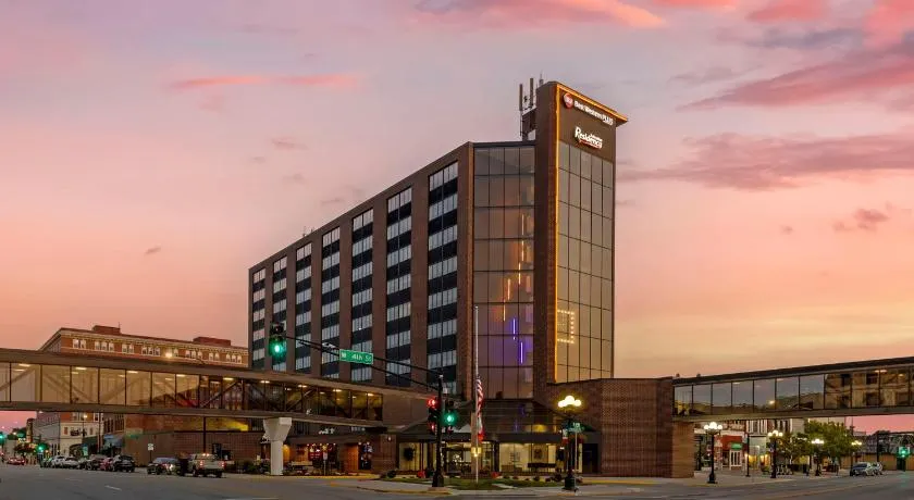 Best Western Plus Waterloo & Cedar Falls - Image 1