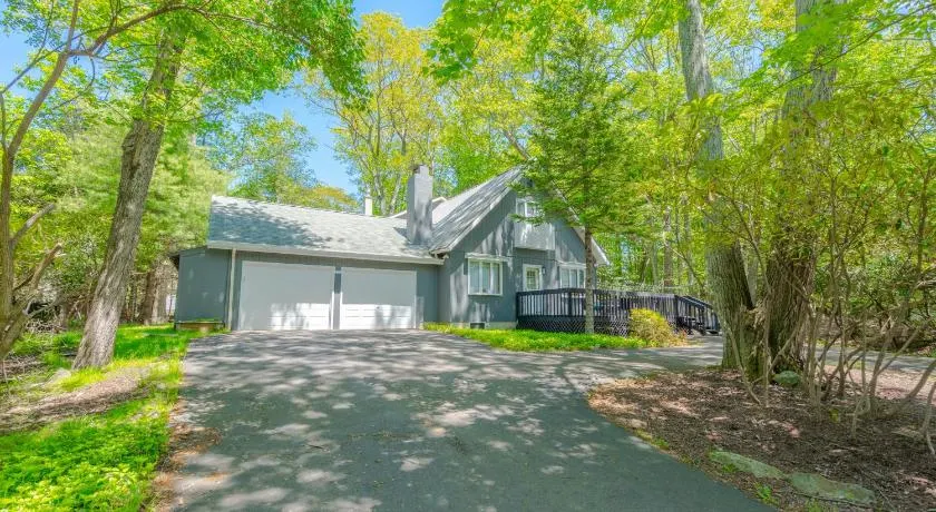 Poconos Pines Retreat getaway near top attractions - Image 1