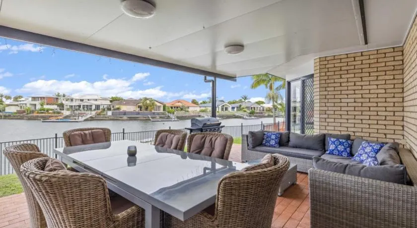 Tranquil Canal Front Holiday House - Image 1