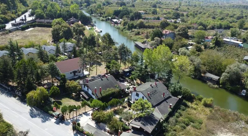 Treetops Park Hotel - Image 1