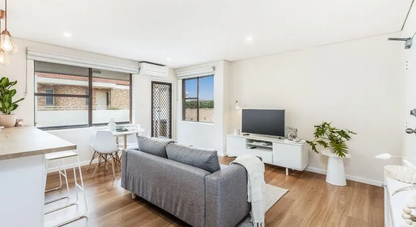 2BR Cronulla Water Views & Free Parking - Image 1