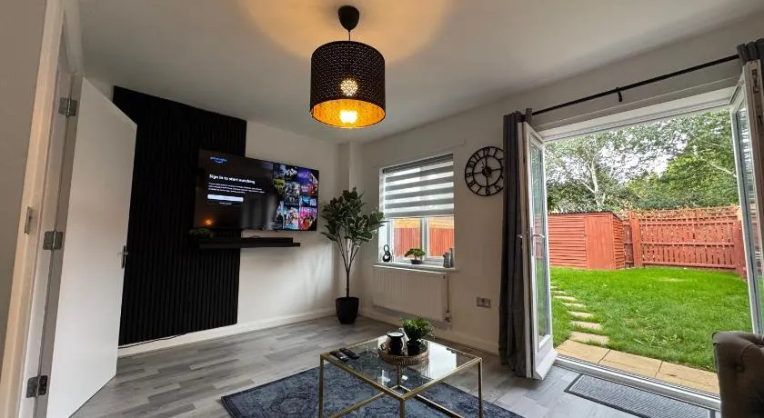 Elegant & Modern 3 bed home with free parking & WiFi - sleeps 8 - Image 1