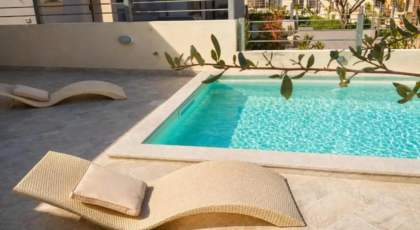 Villa med 2 sovrum, privat pool, nära stranden och butiker, nybyggd - Image 1