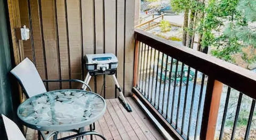 Treetop Condo in Yosemite-Sleeps 6-Balcony - Image 1