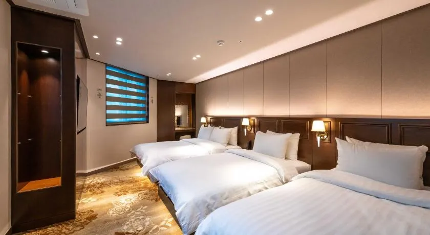 New Cheonji Hotel - Image 1