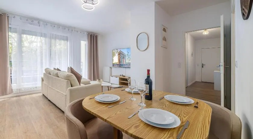 2 Bedroom Apartment for 6 with Private Parking - Elevator - High-Speed WiFi - Image 1