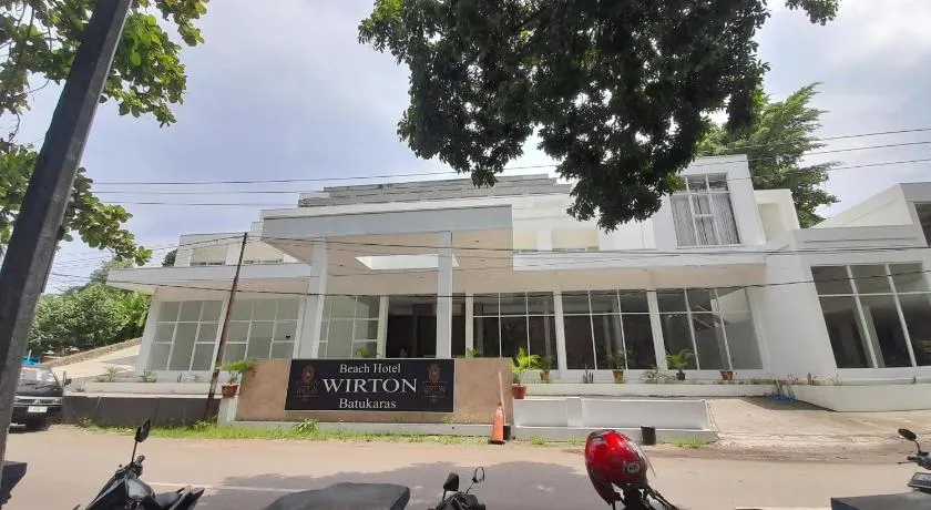 Beach Hotel Wirton Batukaras - Image 1