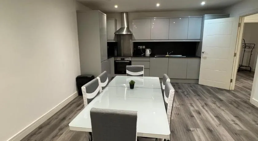 Modern Hounslow 2 Bed Apartment Near Heathrow - Image 1