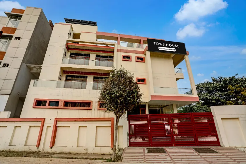 Super OYO Townhouse Gomti Nagar Sector 1 Formerly The Gahmar Inn - Image 1