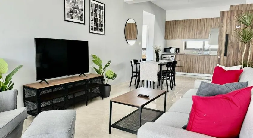 Bright & cozy apartment in Livadia - Image 1