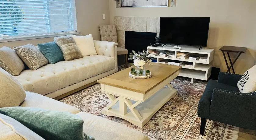 Placid Vibe Spacious 7-BR with Free Parking - Image 1