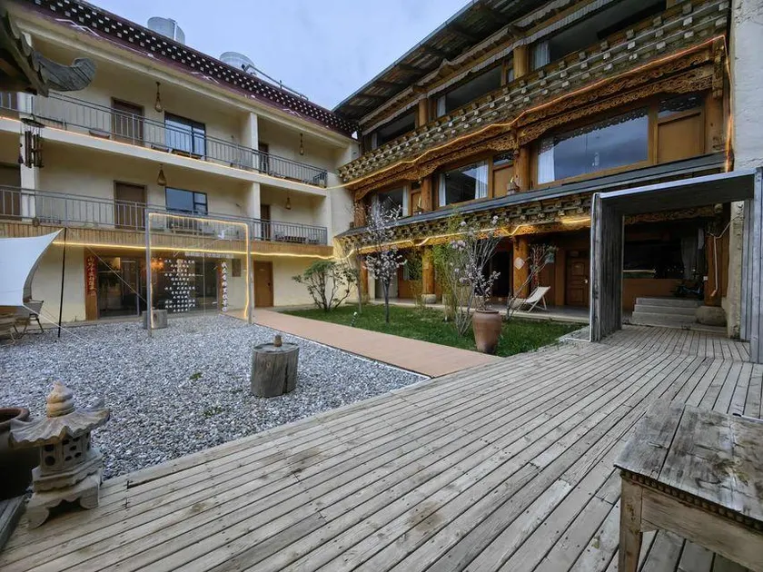 Youyou Art Hotel - Image 1