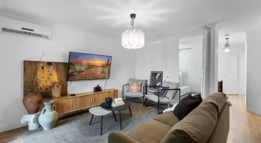 3br unit Stylish retreat SouthPerth - Image 1