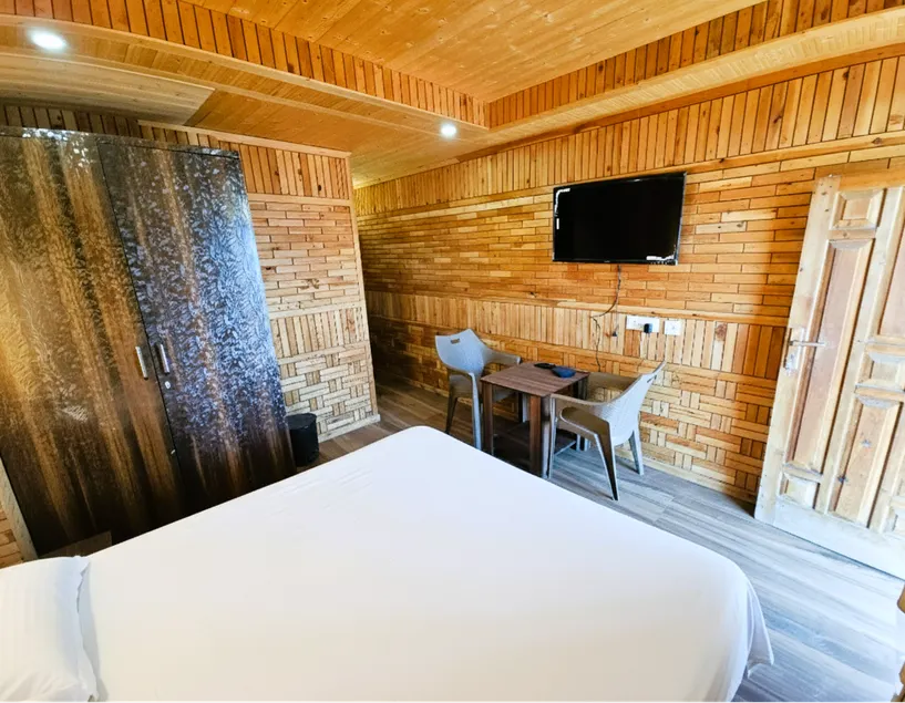 Romantic Honeymoon Stay with Mountain Views - Image 1