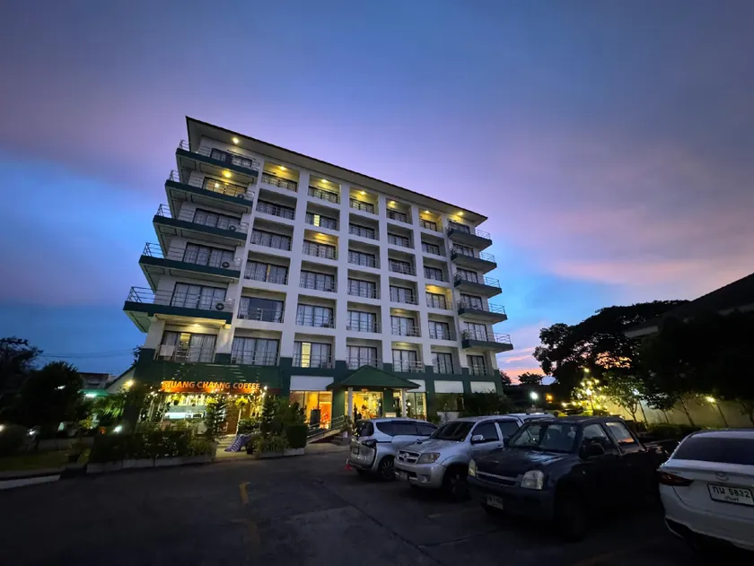 Maneerote Hotel - Image 1
