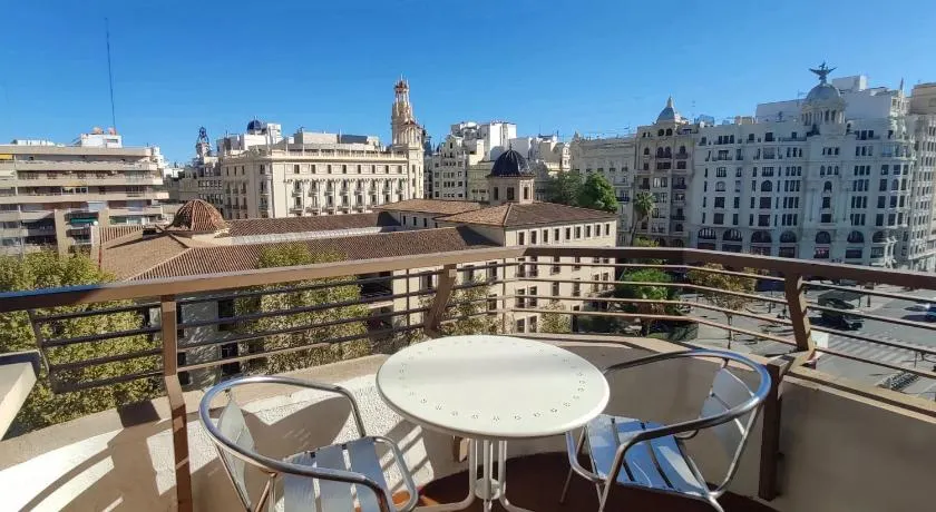 Sunny apartment with fantastic terrace views! - Image 1