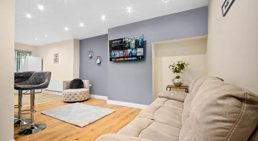 Harborne House, Perfect for Contractors & Families, sleeps 8 - Image 1