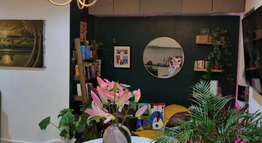 Bright spacious apartment in the park - Image 1