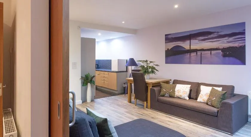 Riverside West End Apartment - Image 1