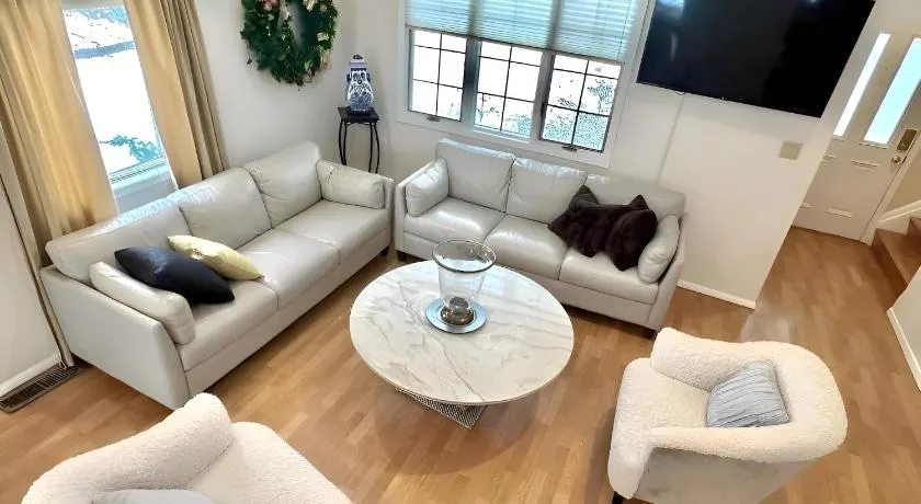 Cozy 4BR 3BA Home- Train to NYC, USOpen, CitiField Mets, MSG, Walk to Harbor & Golf - Image 1