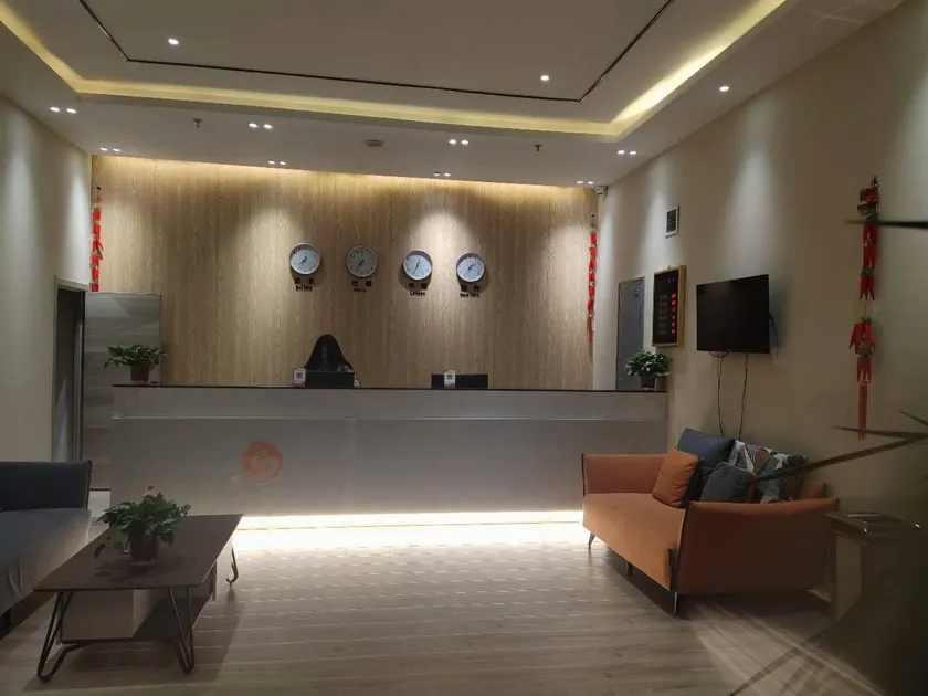 Longchang Express Hotel - Image 1
