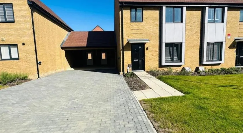Ashford Luxury House with Hot tub and Driveway Parking - Image 1