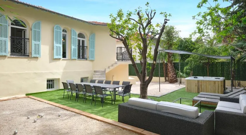 VILLA DES PERGOLAS -6 Bdrs - 5 bathrs -Parking -Jardin -JACUZZI -TRAMstation , 10 min beach - Image 1