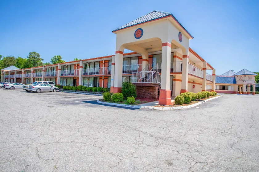 OYO hotel Greensboro east I 40 - Image 1