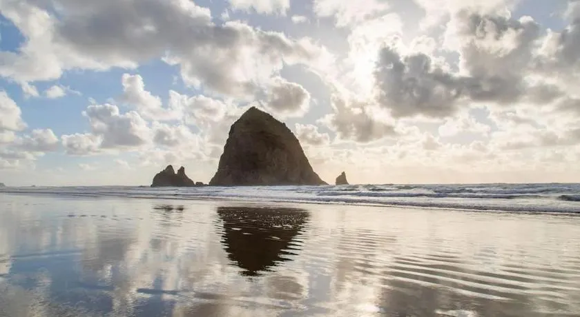 Cannon beach vibes, steps to the beach,WIFI,3 full bedroom en suites with 3 fireplaces,Near Downtown - Image 1
