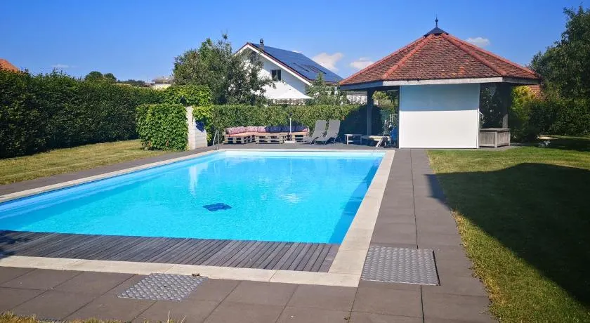 Land Luxury - Image 1