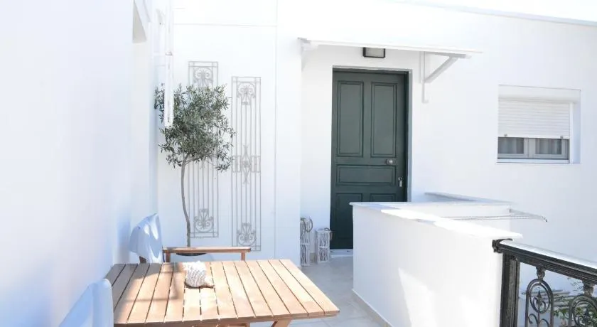 Cute Studio Steps from Catacombs & Bus Stop - Image 1