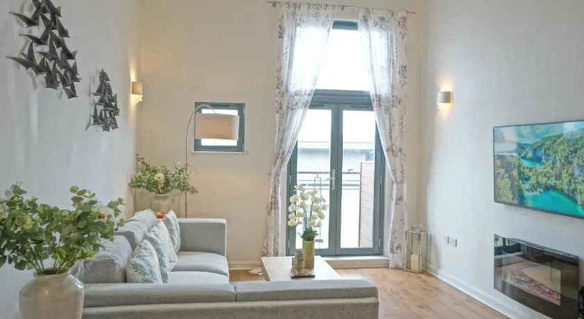 Elegant and Bright Seaside APT in Swansea Marina - Image 1
