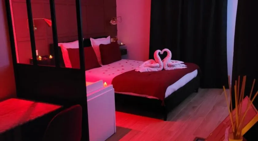 Nuit d'évasion love room avec baignoire balnéo et jardin avec spa - Image 1
