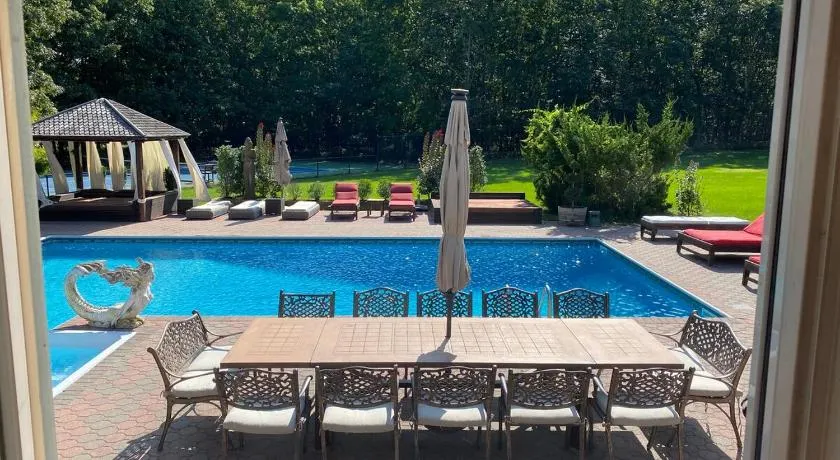 Hamptons 9BD MEGA Compound w POOL TENNIS BBALL NIGHTCLUB - Image 1